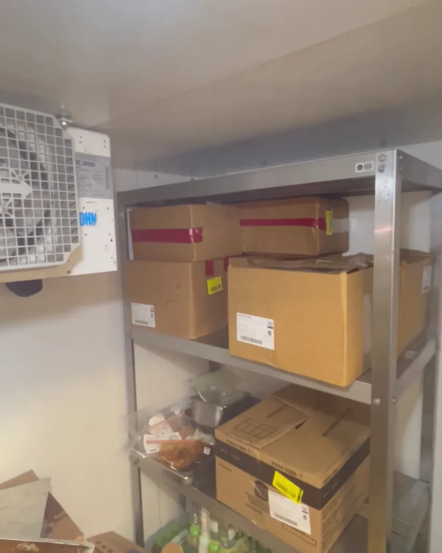 Câmara fria de restaurante com evaporador e prateleiras