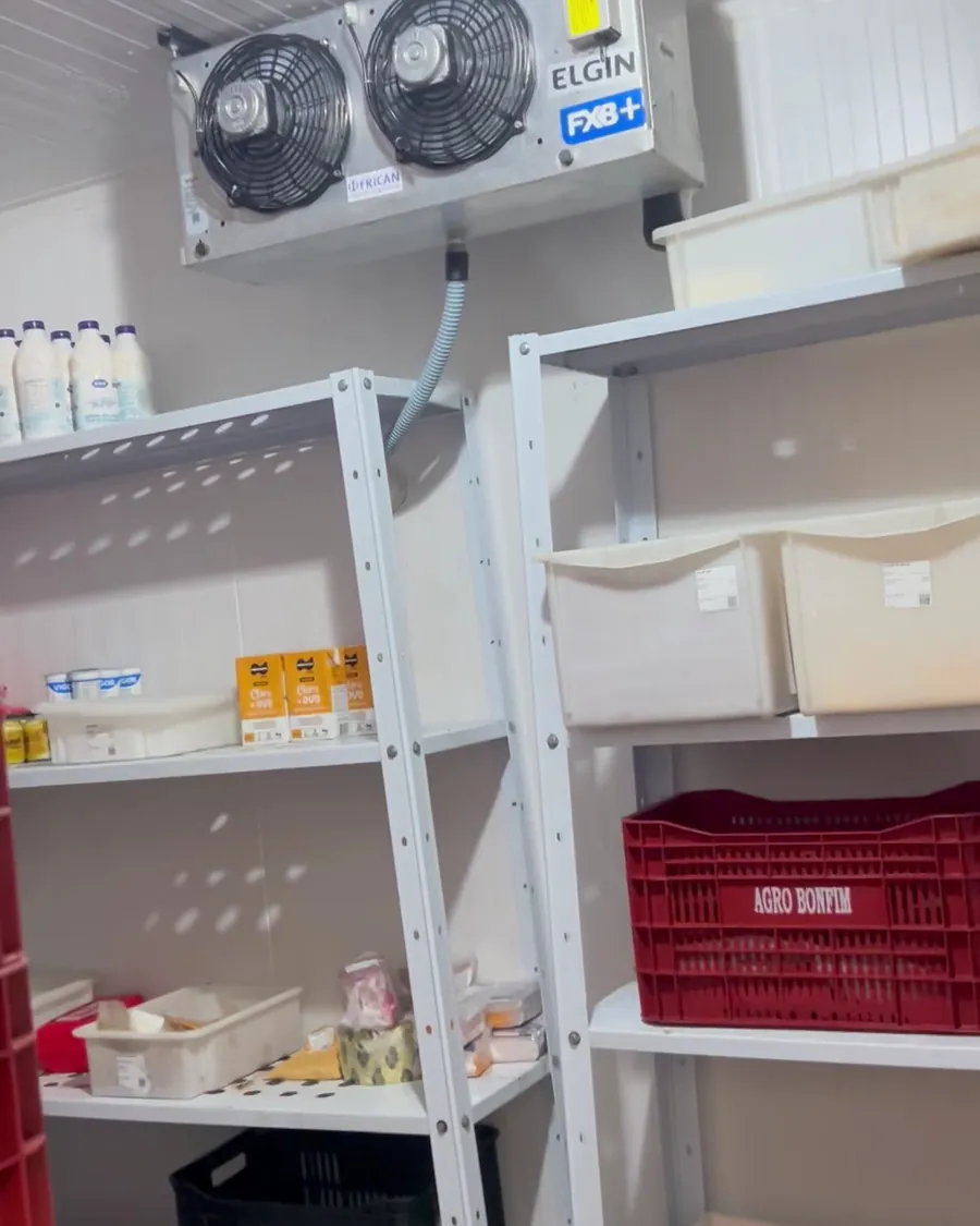 Evaporador instalado dentro de uma câmara fria