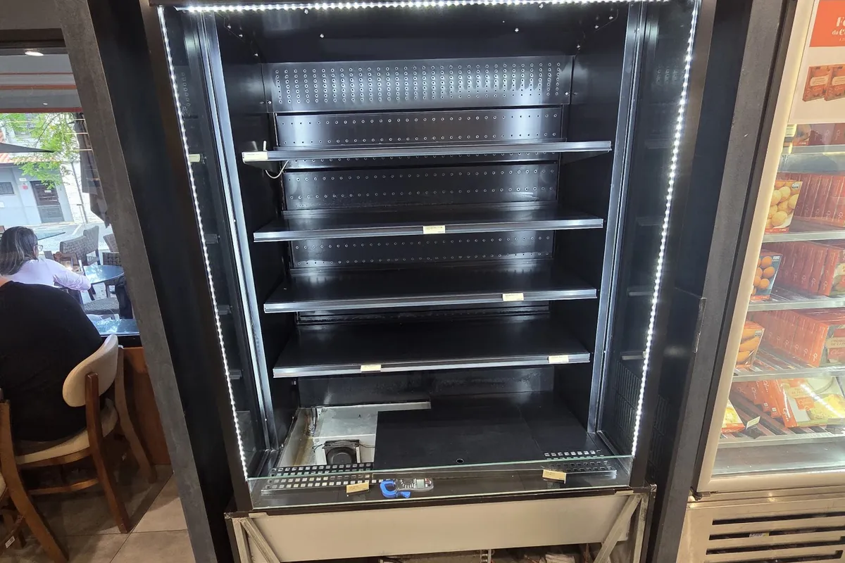 Expositor refrigerado de uma padaria