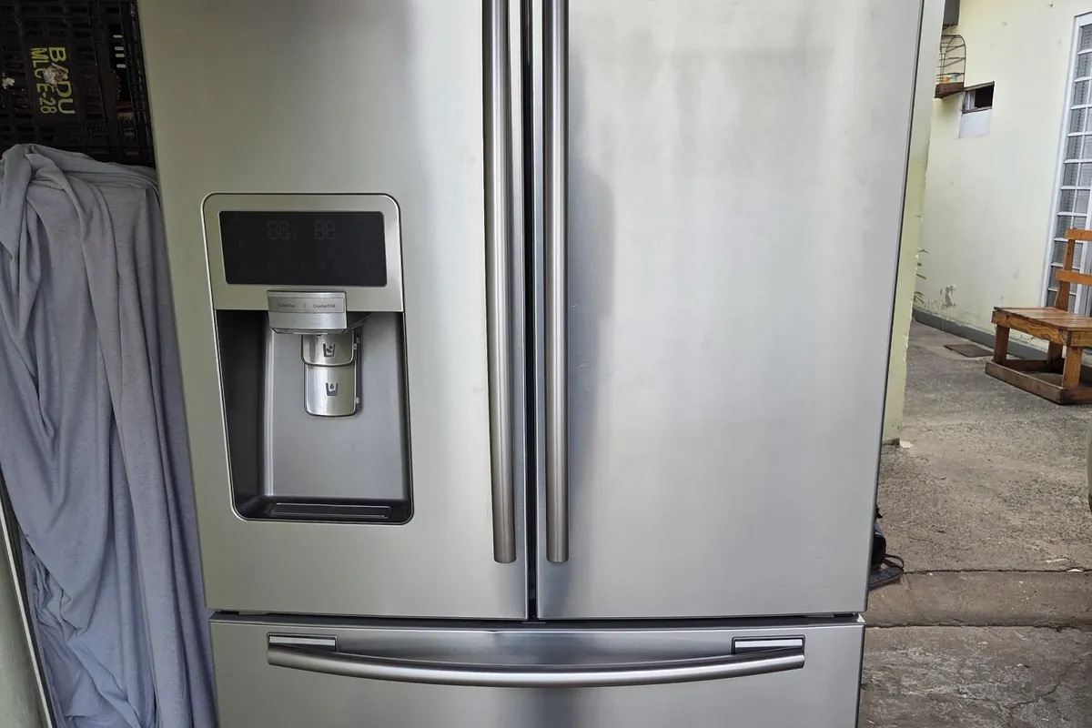 Geladeira french door inox com dispenser na porta